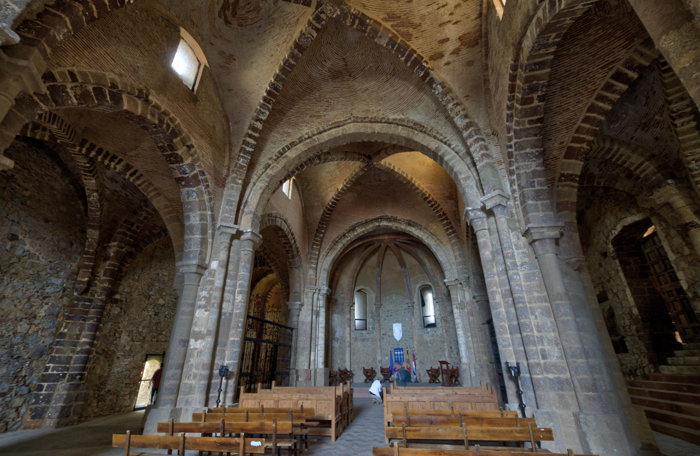 Vista general de la iglesia del castillo de Calatrava la Nueva desde la entreda